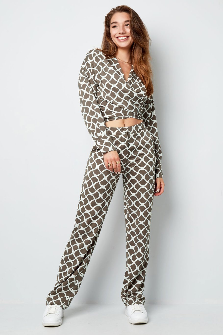 Pantalón estampado gráfico camel Imagen5